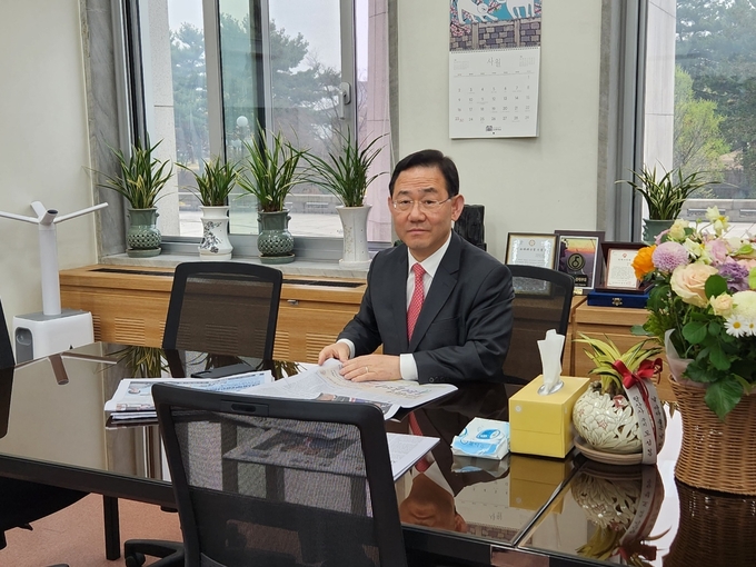 주호영 국민의힘 원내대표가 6일 퇴임 기자간담회를 앞두고 국회 본청의 원내대표실에서 대기하고 있다. (사진=김한별 기자)