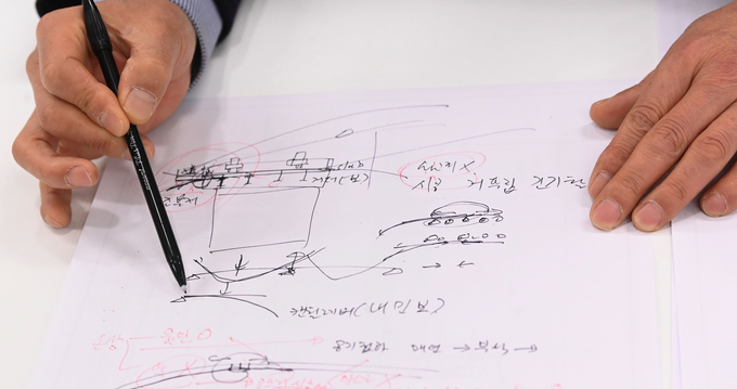 익명을 요구한 교량 전문가 A씨가 정자교 붕괴 원인을 설명하고 있다. (사진 = 노경신 기자)