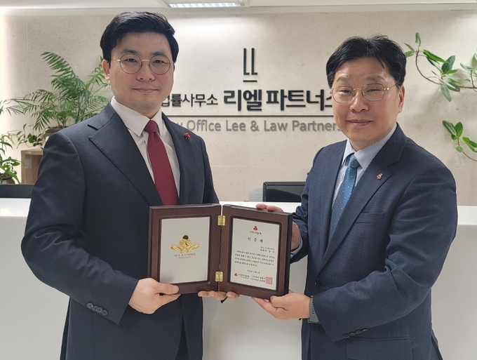 (왼쪽부터) 이승기 변호사와 박용훈 사무처장이 아너소사이어티 약정 인증패 전달식을 마치고 기념 촬영을 하고 있다. ( 사진 = 인천사회복지공동모금회 제공 )