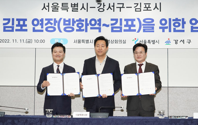 지난해 11월 서울시청에서 열린 '서울 5호선 김포 연장을 위한 업무협약식'에서 오세훈 서울특별시장(가운데), 김태우 강서구청장(왼쪽), 김병수 김포시장이 기념촬영을 하고 있다. ( 사진 = 서울시 제공 ) 