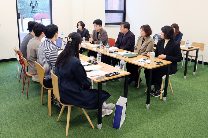 김진영 시의원 청년시설 통합 운영 조례를 만들기 위해 시흥청년정책협의체와 사전 간담회 자리를 마련했다.(사진=시흥시의회 제공).
