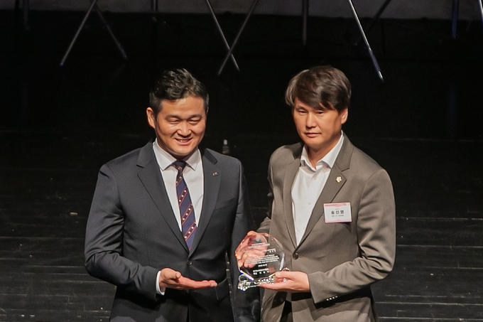 송선영 의원(오른쪽)이 경기도사회복지사협회에서 주최하는 ‘제19회 경기도사회복지사 대회’ 기초의원 공로부분 수상을 수상했다.(사진제공/화성시의회)