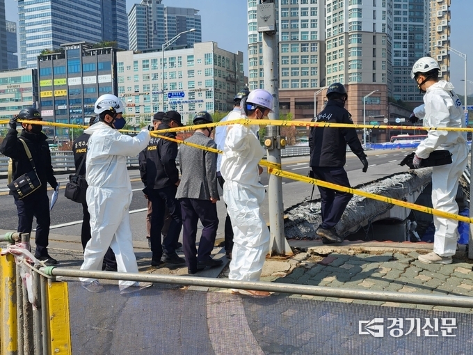  경찰이 성남 분당 정자교 붕괴사고에 대한 합동감식을 진행하고 있다. (사진=박진석 기자)