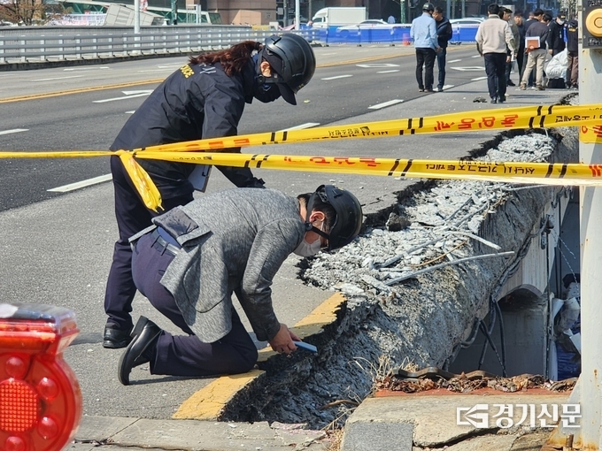  경찰이 성남 분당 정자교 붕괴사고에 대한 합동감식을 진행하고 있다. (사진=박진석 기자)