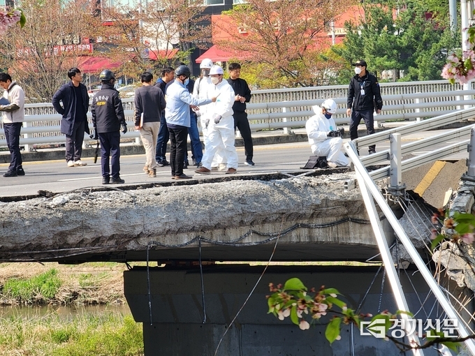  경찰이 성남 분당 정자교 붕괴사고에 대한 합동감식을 진행하고 있다. (사진=박진석 기자)
