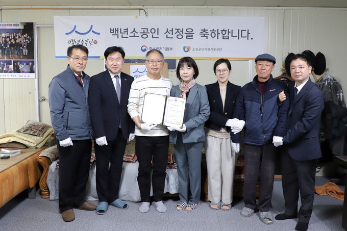시흥산업진흥원은 2022년에 선정된 ‘백년소공인’에 시흥시 소재 소공인 업체인 휴먼아트, 고보텍, 주식회사 한국기전 3개사가 선정했다.(사진=시흥산업진흥원 제공).