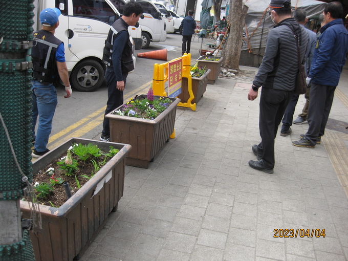 인천 미추홀구가 남부전통시장 불법 노점 철거 및 가로 환경정비를 하고 있다. ( 사진 = 미추홀구 제공 )