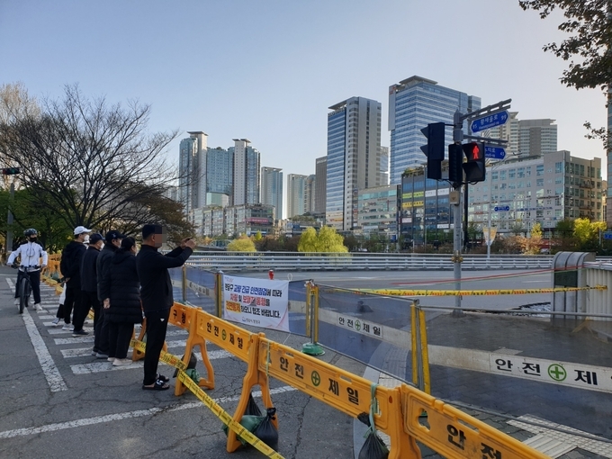 9일 오후 바닥에 금이 간 정자교 인근 도로. 현장을 구경하려는 시민들이 몰리며 2차 사고 유발이 우려된다. (사진=나규항 기자)