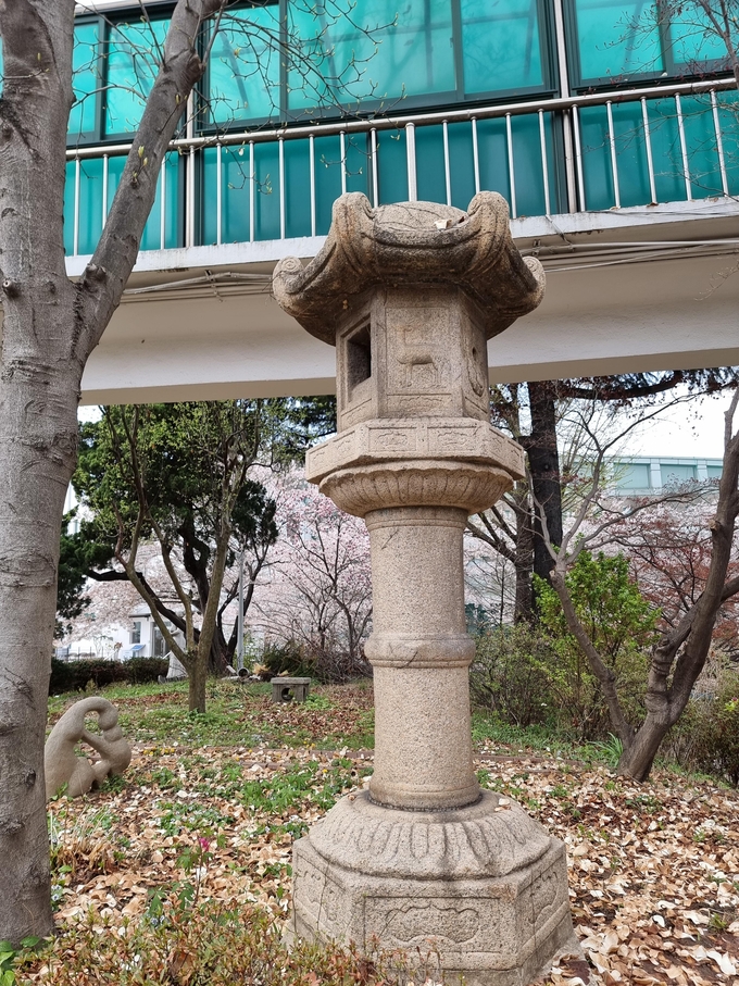 인천여상 정원에 가스가 석등이 세워져 있다. ( 사진 = 김민지 기자 )