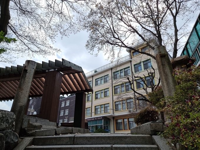 인천여자상업고등학교에는인천신사의 도리이가 남아있다. ( 사진 = 김민지 기자 )