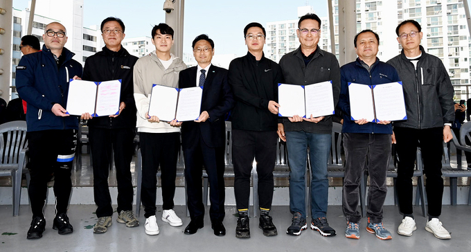 오후석 경기도 행정2부지사(왼쪽 4번째)가 지난 8일 군포 시민체육광장에서 열린 경기 노사정 등반대회에 참석해 ‘경기 노사정 공동선언문’을 채택하고 기념촬영을 하고 있다. (사진=경기도 제공)