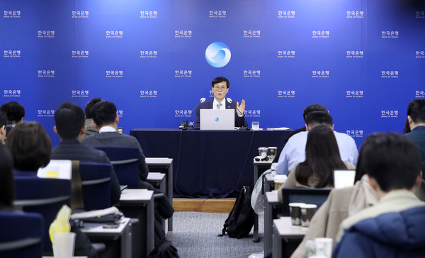 이창용 한국은행 총재가 지난 2월 23일 오전 서울 중구 한국은행에서 열린 통화정책방향 기자간담회에서 취재진 질문에 답하고 있다. (사진=연합뉴스 제공)