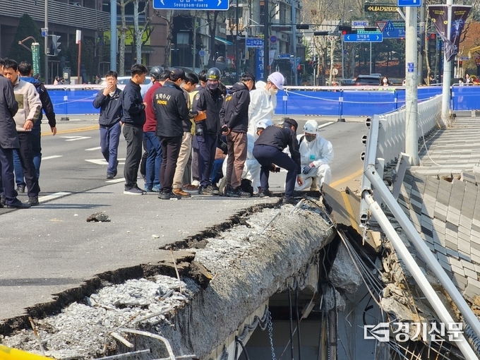  경찰이 성남 분당 정자교 붕괴사고에 대한 합동감식을 진행하고 있다. (사진=박진석 기자)