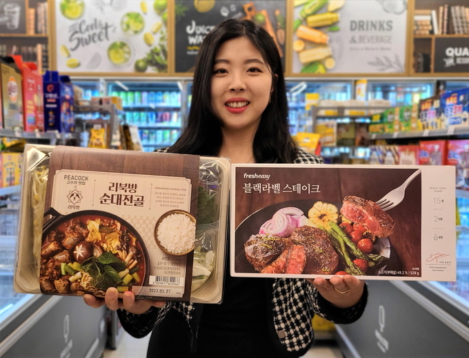 서울 성동구에 위치한 이마트24 매장에서 모델이 '이달의 밀키트' 상품을 선보이고 있다. (사진=이마트24 제공)