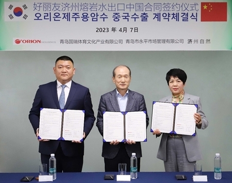 제주용암수 중국 수출 계약 체결식 모습. (왼쪽부터) 궁빈 청도시영평시장관리유한공사 총경리, 허인철 오리온홀딩스 대표이사, 궁서화 청도국서체육문화산업유한공사 회장. (사진=오리온 제공)