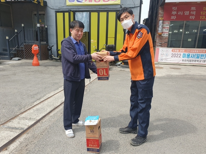 오산소방서가 개인소화기로 화재현장에서 화재 피해 주민을 도운 시민에게,「화재현장 지킴이」소화기 지원 추진하고 있다.(사진=오산소방서 제공)