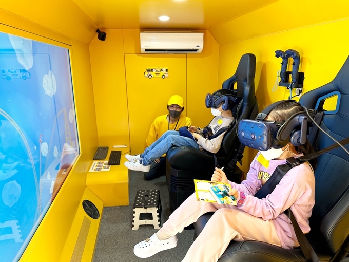 분당종합사회복지관에서 4차원(4D) 가상현실(VR) 게임 문화 체험이 진행되고 있다. (사진=성남시 제공)