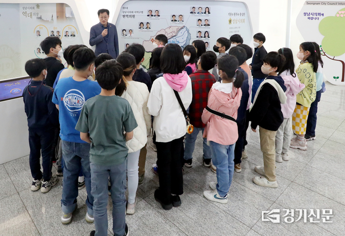 박종각 의원이 이매초 학생들에게 의회 기능 등에 대해 설명하고 있다. (사진=성남시의회 제공)