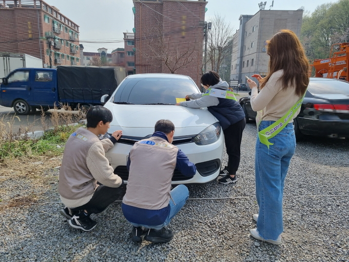오포1동 직원들이 자동차세 장기 체납 차량에 대해 영치 예고문을 부착고하고 있다. (사진=광주시 제공)