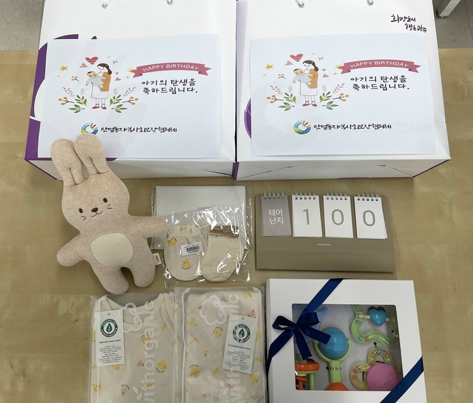 탄벌동 지역사회보장협의체가 저소득층 출산가구 대상으로 아기웃 세트와 애착인형등 출산물품을 지원한다, (사진=광주시 제공)