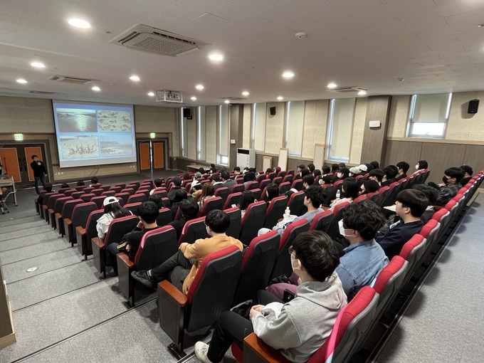 학생들이 매향리 갯벌의 생태적 가치에 대한 교육을 듣고 있다.