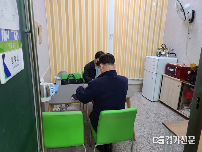 안성시청 1별관 토지민원과(종합민원실) 휴게실의 무료 노동법률 상담 대기 모습(사진=안성시 제공)