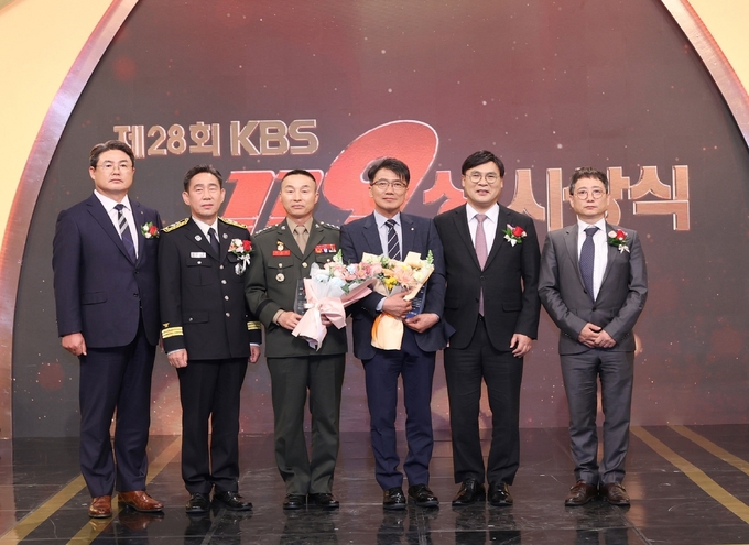 정종표 DB손해보험 대표(왼쪽 첫번째)가 지난 4일 열린 'KBS119상' 시상식에서 특별상을 수상한 조성민 해병대 제 1사단 대령(왼쪽 세번째)과 최영광 롯데케미칼 상무(왼쪽 네번째) 및 관계자들과 기념촬영을 하고 있다. (사진=DB손해보험 제공)