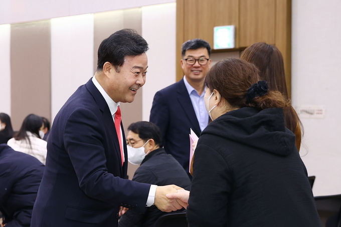 2023 의왕시 소상공인 지원시책 설명회에서 김성제 시장이 악수를 나누고 있다. (사진=의왕시 제공)