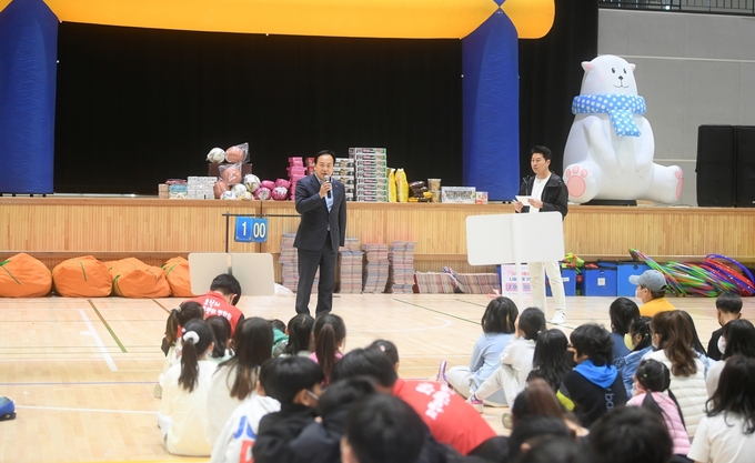 오산시 지역아동센터 어린이 참여 ‘제16회 오산 나눔축제’가 열린가운데 이권재 오산시장이 어린이들에게 응원의 메세지를 보내고 있다.(사진=오산시 제공)
