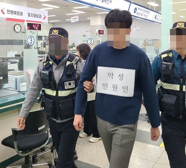 오산시와 오산경찰서가 민원실에 대한 비상상황 대비 합동모의훈련을 실시하고 있다.(사진=오산시 민원실/오산시청 제공)