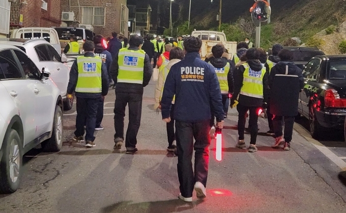 지난 7일 인천 연수구 함박마을 일대에서 연수경찰서 범죄예방진단팀과 외사계, 연수1동 자율방범대, 고려인 순찰대, 대한적십자사 인천지사 봉사원 등이 모여 합동 순찰을 하고 있다. ( 사진 = 연수경찰서 제공 )