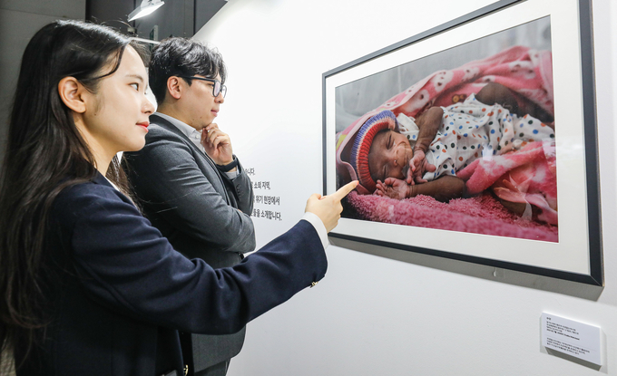 현대백화점 판교점 국경없는의사회가 마주한 생명의 순간들 사진전. (사진=현대백화점그룹 제공)