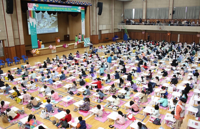 김포우리병원이 병원개원 기념으로 치러진 제 11회 이웃 사랑 그림 그리기 대회 행사가 펼쳐지고 있다.(사진=우리병원제공)