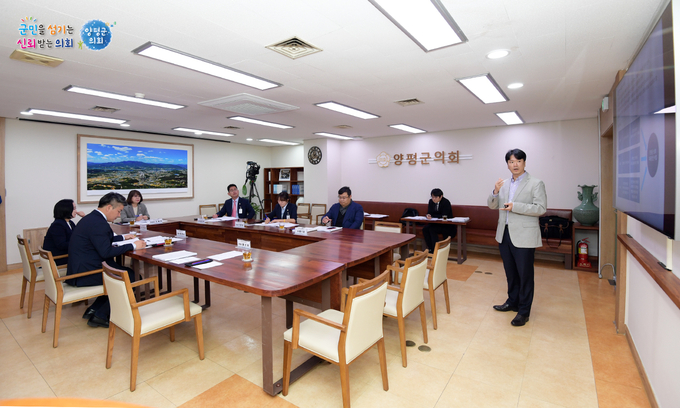 양평군의회는 지방의회 대응방안 연구회'에 대한 연구용역 중간보고회를 성료했따. (사진=양평군의회 제공)