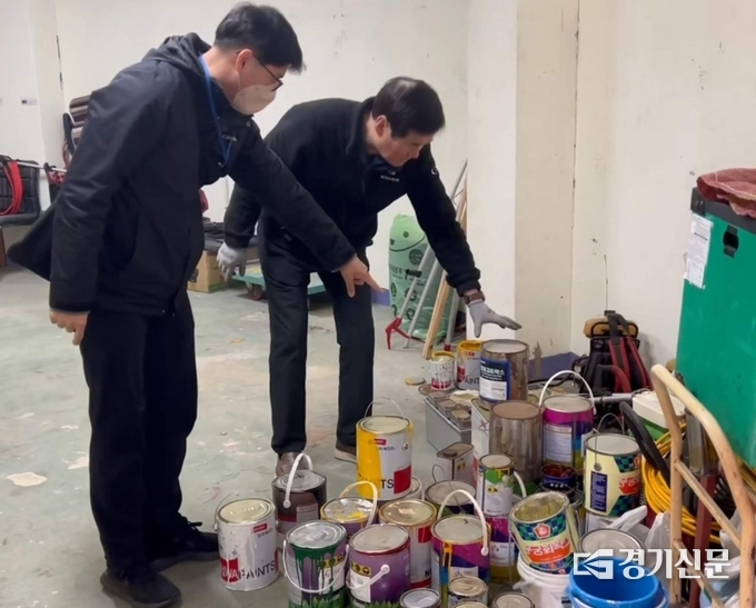 일선 학교에 폐페인트가 적재돼 있다. (사진=성남교육지원청 제공)