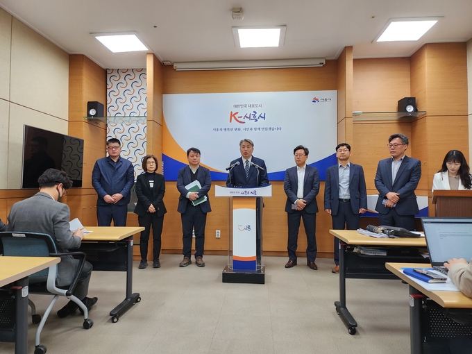 정용복 도시주택국장은 11일 개최한 언론브리핑에서 “올해는 아동, 청년 등 주거 취약 세대의 안정된 정주 여건 조성, 반지하 주택 등 재해에 취약한 비주택 가구의 주거 안전 확보, 주거 위기가구 발굴 및 지원을 위한 주거복지 거버넌스 구축 등을 중점적으로 추진할 계획”이라고 밝혔다.(사진=김원규 기자).