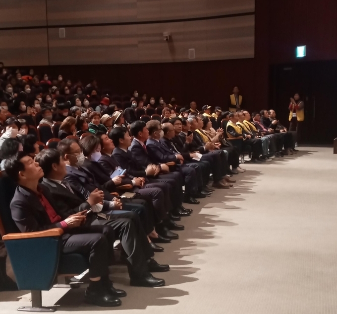 새봄맞이 위안공연 축하를 위해 행사장을 찾은 내빈들이 앉아 있다. (사진=김대성 기자)