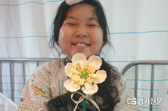 홍시영 양이 투병중에도 활짝 웃고 있다. (사진=성남FC 제공)