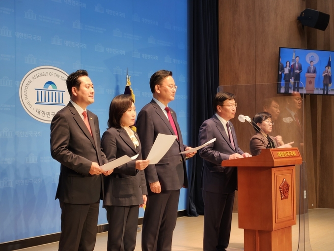 국회 법제사법위원회 소속 국민의힘 의원들은 11일 오후 국회 소통관에서 기자회견을 열고 더불어민주당의 ‘50억 클럽 특검’ 강행 처리를 규탄했다. (사진=김한별 기자)