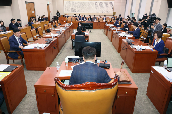 11일 오전 국회에서 열린 법제사법위원회 법안심사 제1소위원회에서 기동민 법안심사 소위원장이 의사봉을 두드리고 있다. (사진=연합뉴스)