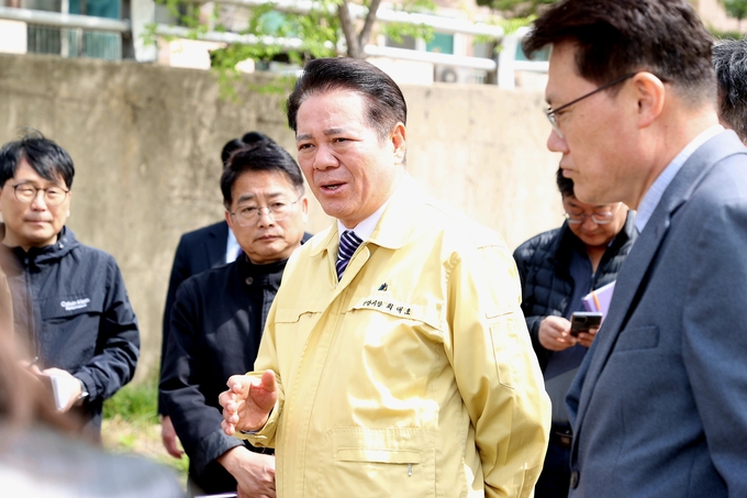최대호 안양시장이 10일 내비산교를 현장 점검하고 있다.(사진=안양시 제공)