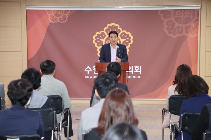 11일 수원시의회 세미나실에서 김기정 의장이 직원들과 소통의 시간을 가지고 있다. (사진=수원시의회 제공)