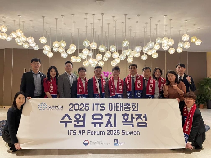 황인국 수원시 제2부시장(오른쪽 6번째), 2025년 수원ITS 아태총회 유치준비단이 유치 확정 후 기념촬영을 하고 있다. (사진=수원시 제공)