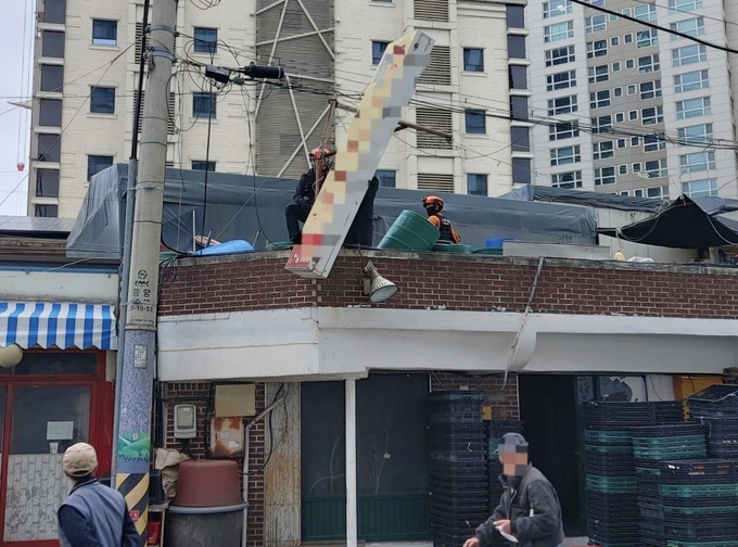 11일 오전 11시 인천 남동구 논현동에서 강풍으로 인해 간판이 떨어져 소방대원들이 안전조치를 하고 있다. ( 사진 =인천소방본부 제공 )