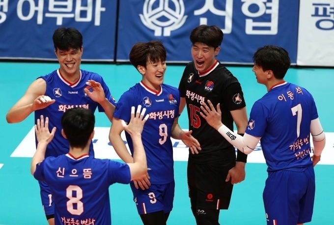 화성시청이 2023 한국실업배구연맹전 남자부에서 5연패에 도전한다. 사진은 지난해 3월 강원도 홍천군 홍천종합체육관에서 열린 2022 신협중앙회장배 한국실업배구연맹전 남자부에서 우승한 화성시청 선수들의 모습. (사진=한국실업배구연맹 제공)