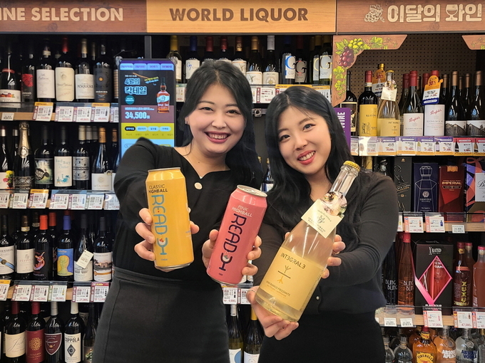 서울 성동구에 위치한 이마트24 매장에서 모델들이 '카브루 레디 하이볼'과 '인테그랄레 비앙코 프리잔테'를 선보이고 있다. (사진=이마트24 제공)