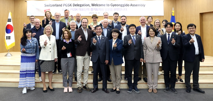 염종현 경기도의회 의장은 ‘한국-스위스 수교 60주년’을 맞아 도의회를 방문한 스위스 대표단을 접견하고 기념촬영을 하고 있다. (사진=경기도의회 제공)