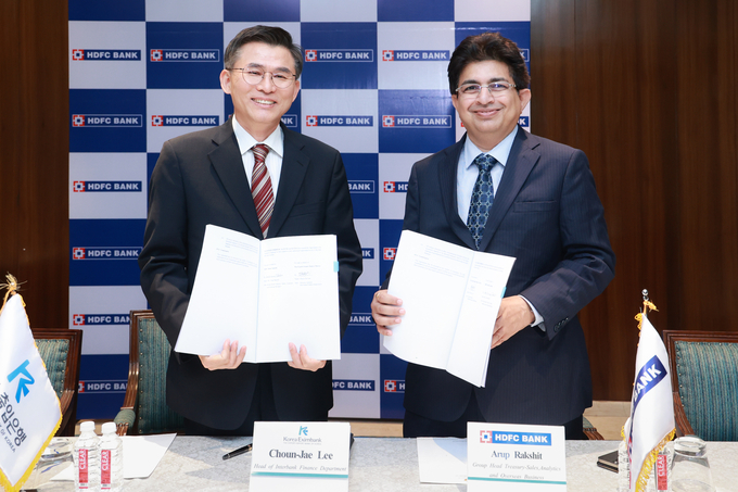 (왼쪽부터) 이춘재 수은 전대금융부장, 아룹 락시트(Arup Rakshit) HDFC 은행 본부장이 11일(현지 시간) 계약 체결 후 기념촬영을 하고 있다. (사진=한국수출입은행)