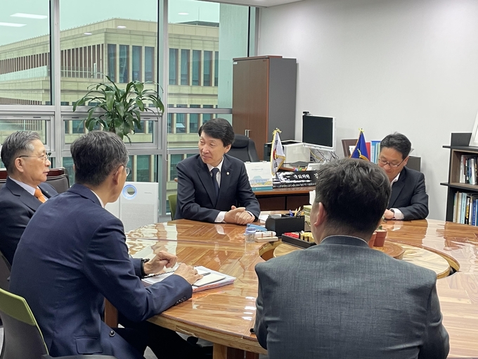 김민철 국회의원(민주·의정부시을)이 지난 11일 국회에서 LH 관계자들을 만나 의정부 현안에 관한 대책 마련을 촉구했다. (사진=김민철 의원실 제공)