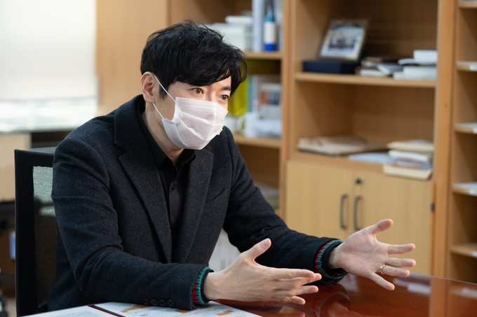 김용희 인천시의원(국힘‧연수2)이 코로나19 격리 해제 후 마스크를 쓰고 경기신문과 인터뷰를 하고 있다. ( 사진 = 인천시의회 제공 )